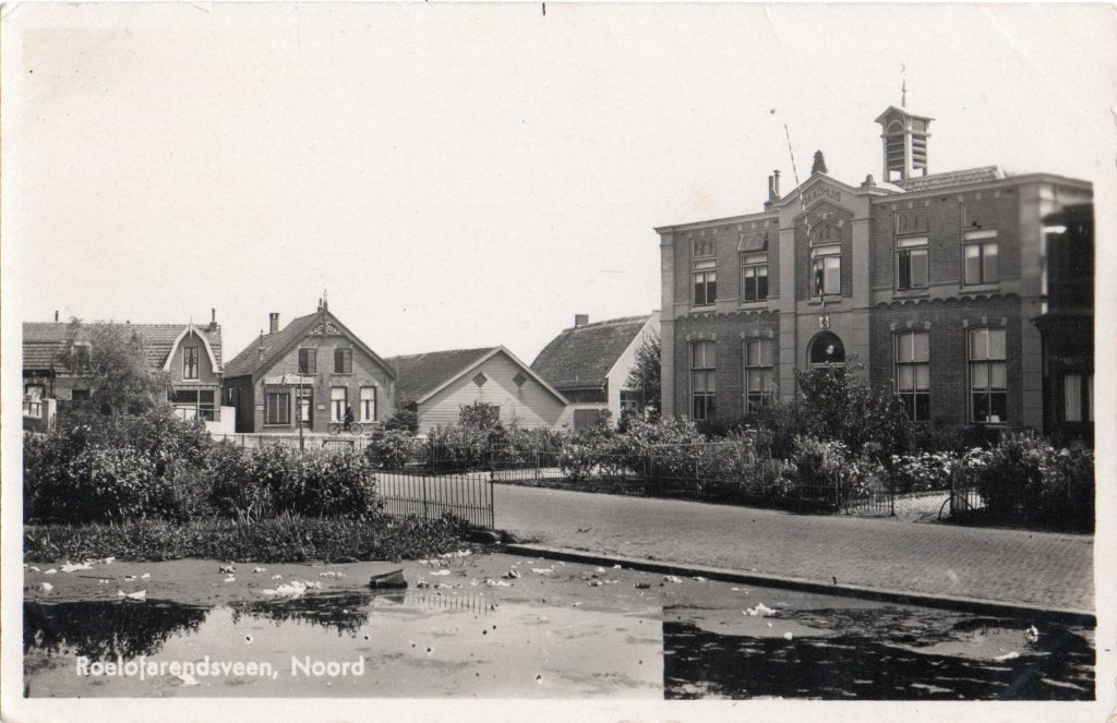 Roelofarendsveen, Dorpsgez. met Noord en Gemeentehuis. 4473, Verzamelen, Ansichtkaarten | Nederland, Verzenden, 1940 tot 1960