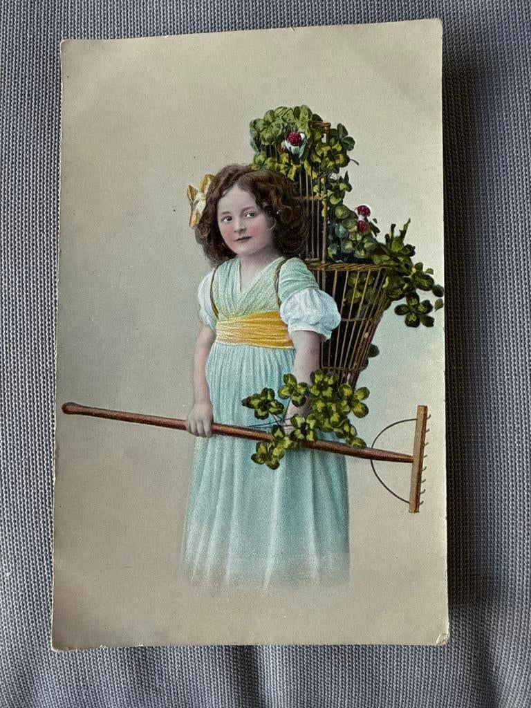 Antieke Ansichtkaart: Meisje met Klavertje Vier en Hark, Ophalen, Voor 1920, Gelopen