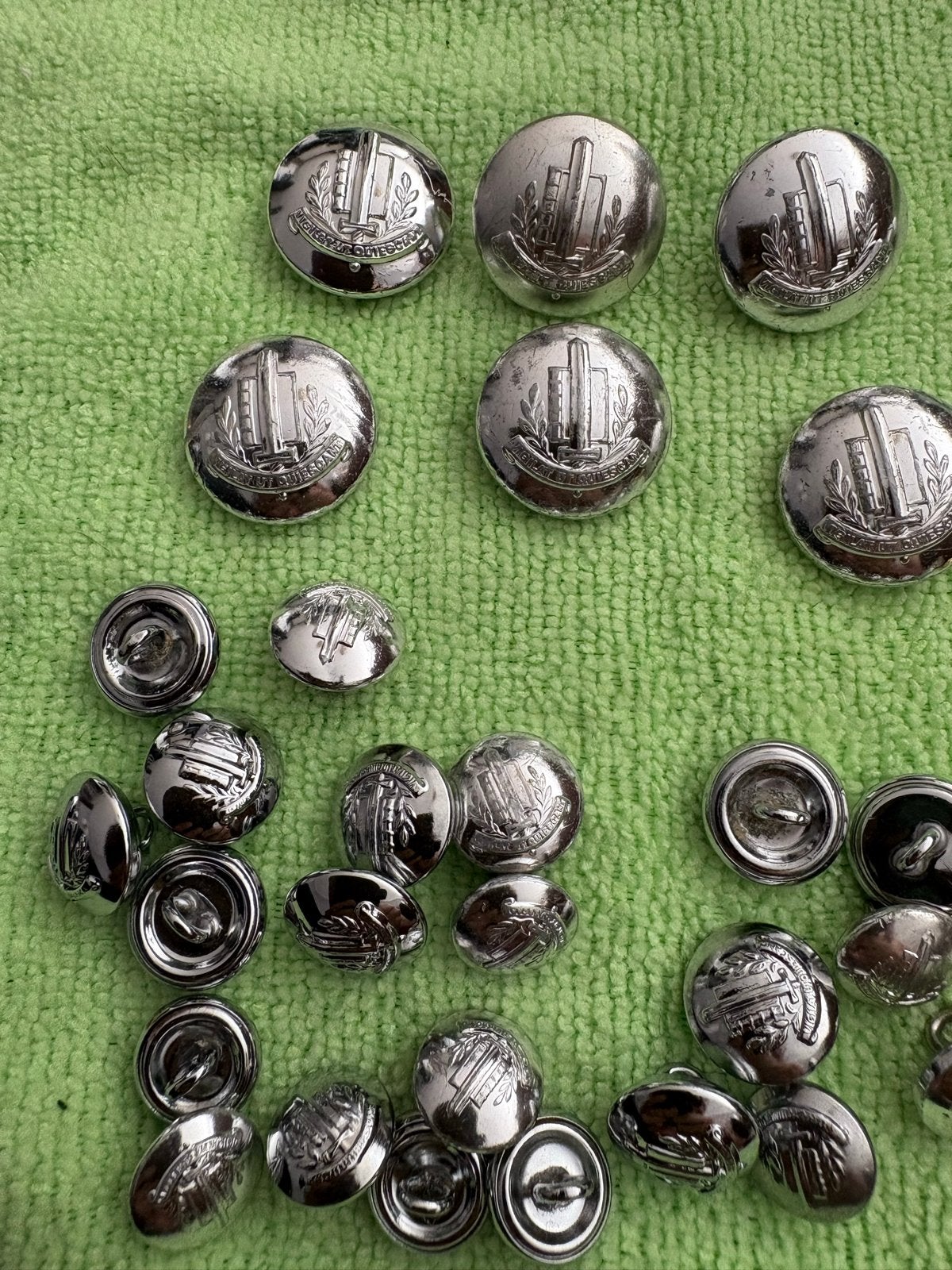 Diverse set van politie knopen, zilverkleurig en goudkleurig, Verzamelen, Ophalen of Verzenden, Overige soorten, Embleem of Badge