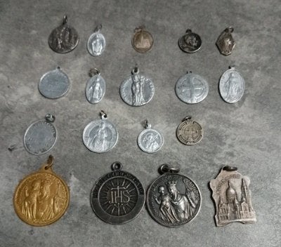 17 stuks antieke en vintage katholieke religieuze medailles, Ophalen of Verzenden