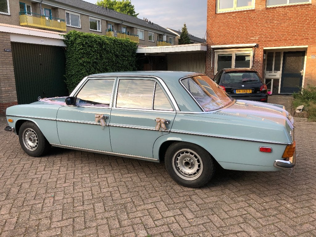 Mercedes-Benz 200-Serie 2.0 200 D 1971 licht Blauw, Auto's, 1330 kg, 4 cilinders, Blauw, 68 pk