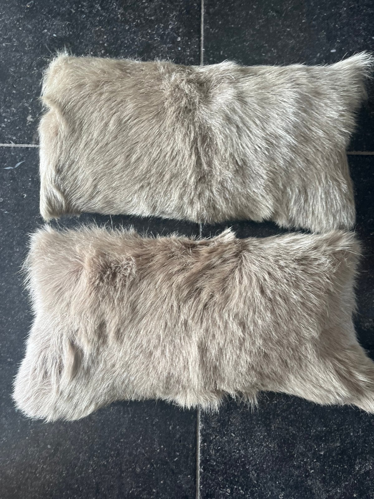 ZGAN - Mooie decoratieve kussens met dierenhuid beige/taupe, Overige merken, Beige, Ophalen of Verzenden, Zo goed als nieuw