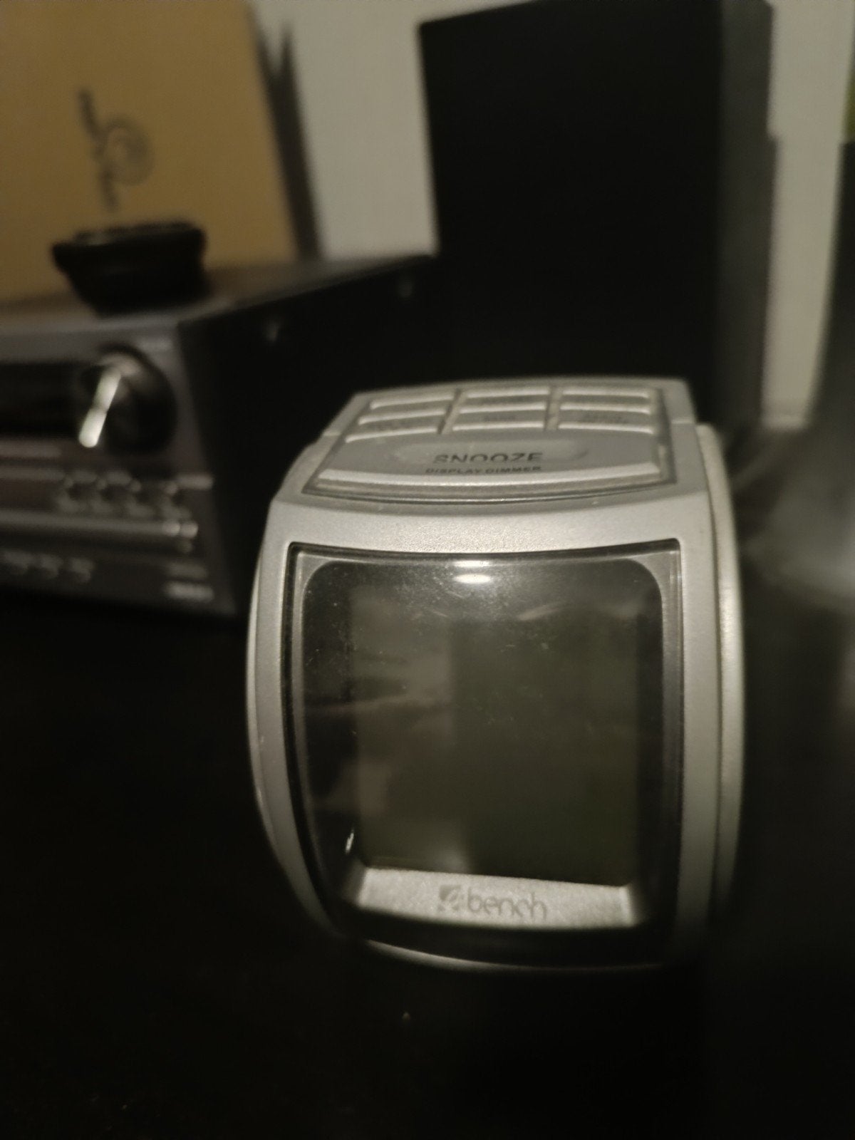 Wekkerradio met tijdprojectie - Bench, Ophalen of Verzenden, Gebruikt, Digitaal