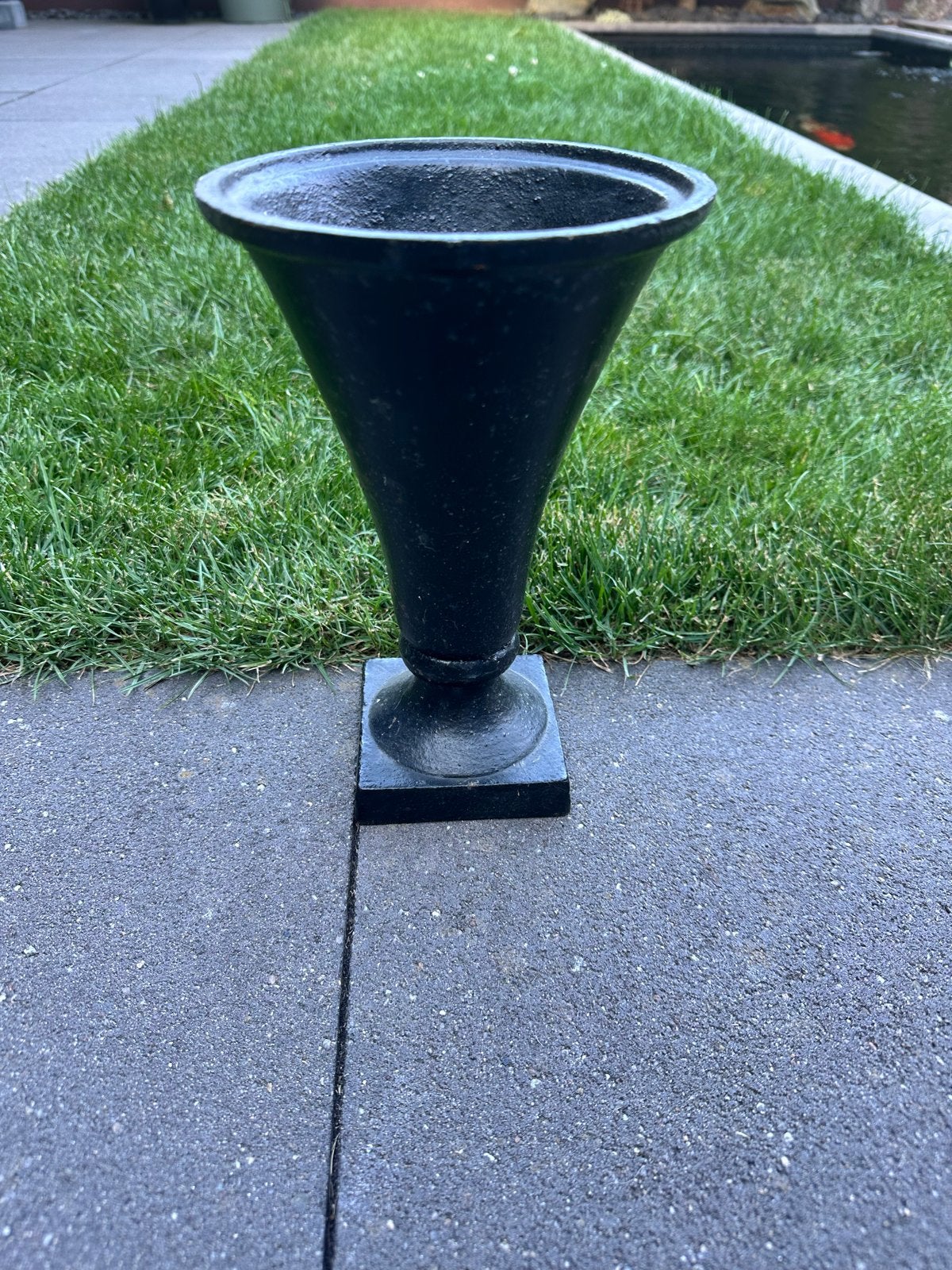 Zwarte gietijzeren vaas voor tuin of terras 25cm hoog, Ophalen