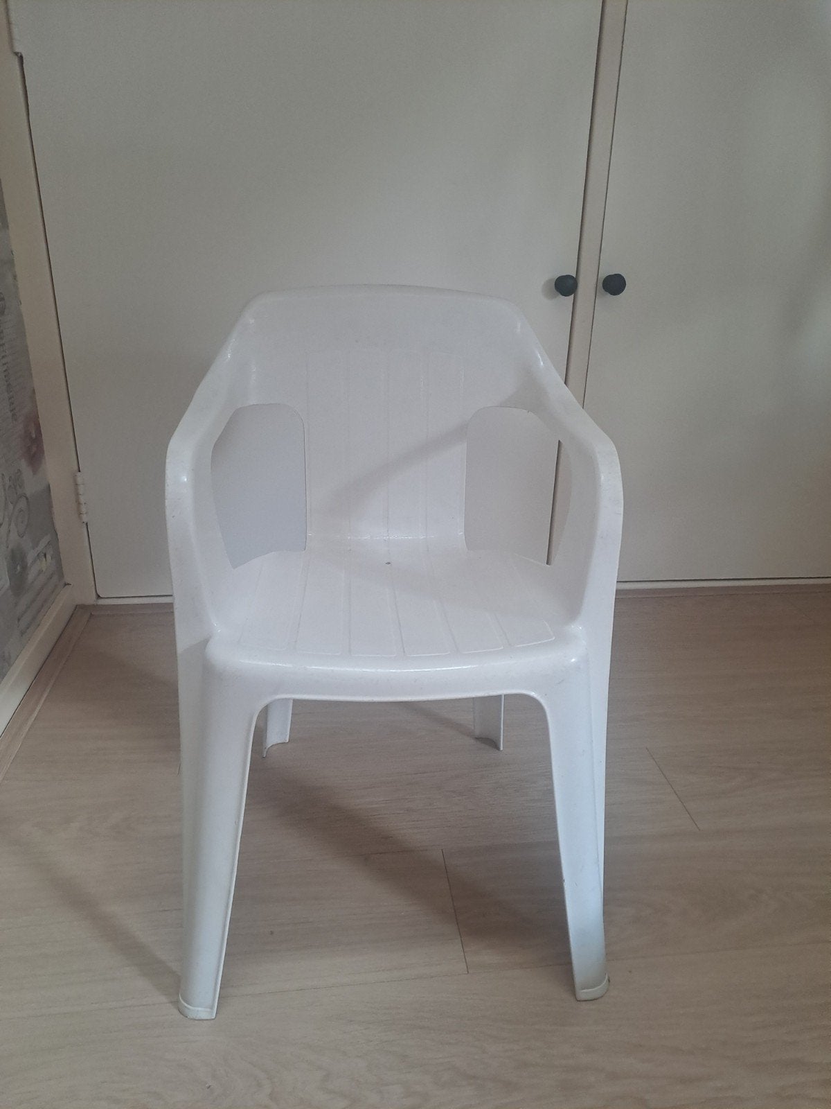Kindertuinstoeltje wit, Huis en Inrichting, Ophalen, Kunststof, Gebruikt, Modern, functioneel