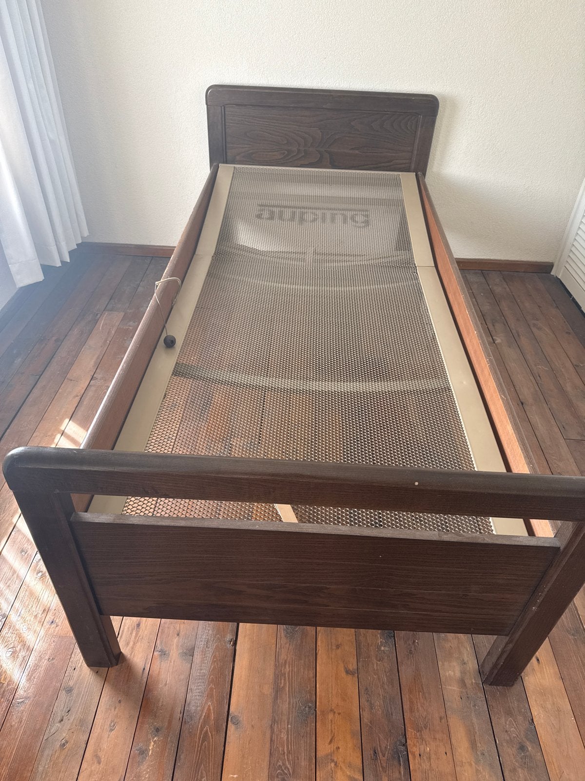 Eenpersoonsbed met verstelbare lattenbodem, Huis en Inrichting, Slaapkamer | Bedden, Ophalen, 90 cm, Eenpersoons, Bruin