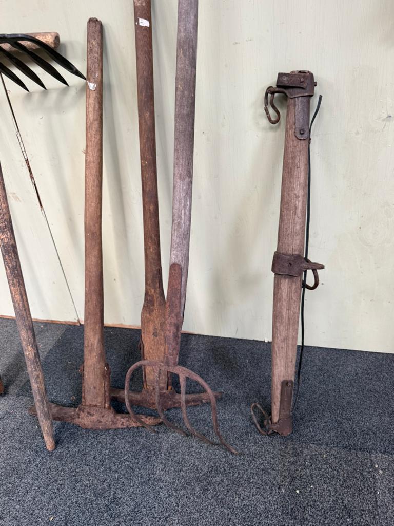 Oud hand gereedschap, mest riek, grondboor enz, Ophalen