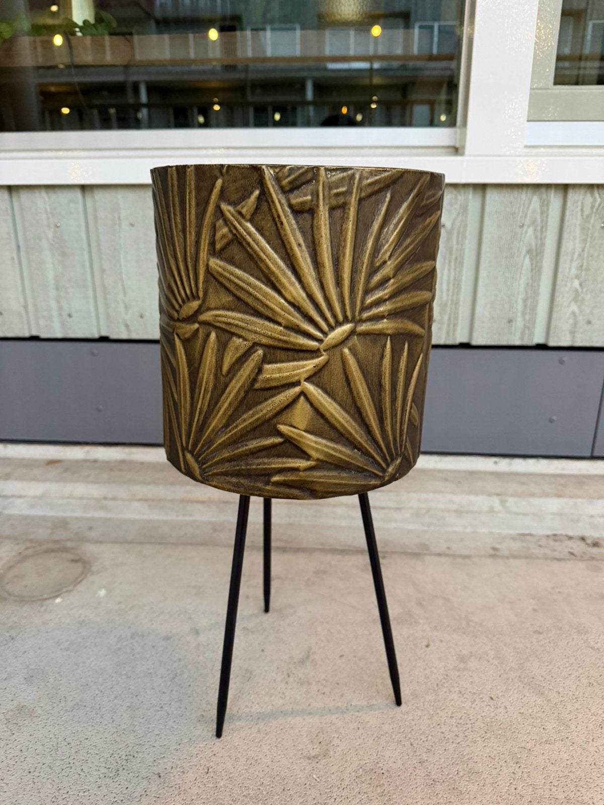 Gouden plantenpot/bloempot op poten, Tuin en Terras, Bloembakken en Plantenbakken, Ophalen, Minder dan 60 cm, Rond, Zo goed als nieuw