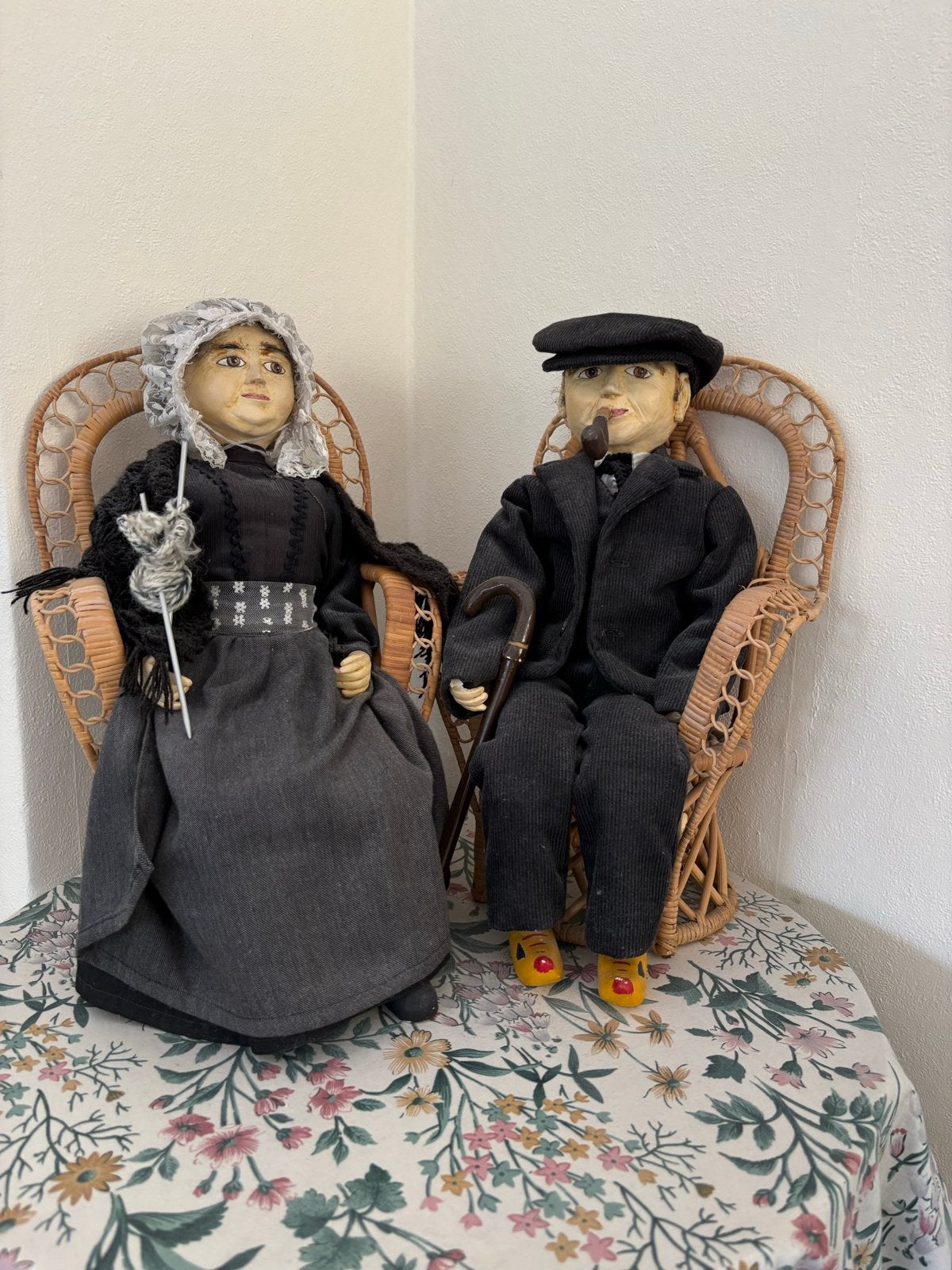 Oud Hollands poppenpaar in klederdracht, Ophalen of Verzenden, Gebruikt, Pop