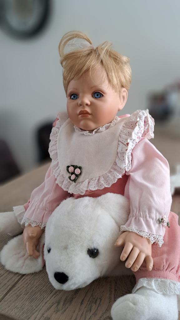 Te koop baby pop baby Lilly met certificaat, Verzamelen, Poppen, Ophalen of Verzenden, Zo goed als nieuw, Pop