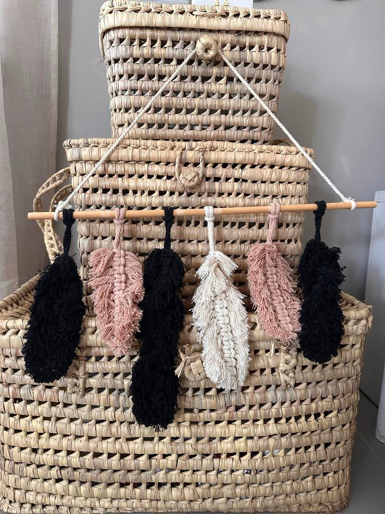 Macramé wandhanger met veren in zwart, roze, wit, Meerkleurig, Boho, Ophalen of Verzenden, Zo goed als nieuw