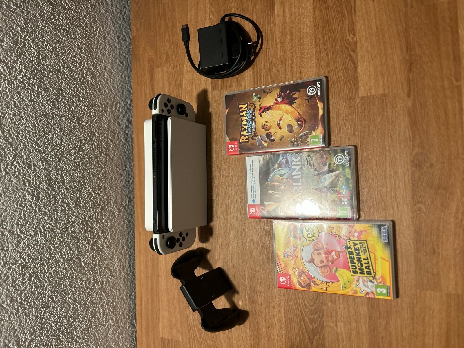 Foto 6 van Nintendo Switch OLED Wit met 3 games en accessoires