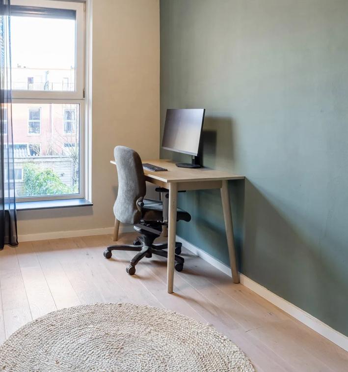 Bureau Lundo van Leen Bakker - Houten bureau, Huis en Inrichting, Bureaus, Ophalen, Hout, Bruin, Zo goed als nieuw