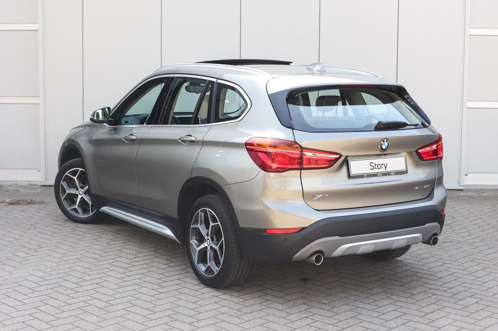 BMW X1 sDrive20i High Executive xLine Automaat / Trekhaak /, Euro 6, Automatische klimaatregeling, Bedrijf, Grijs