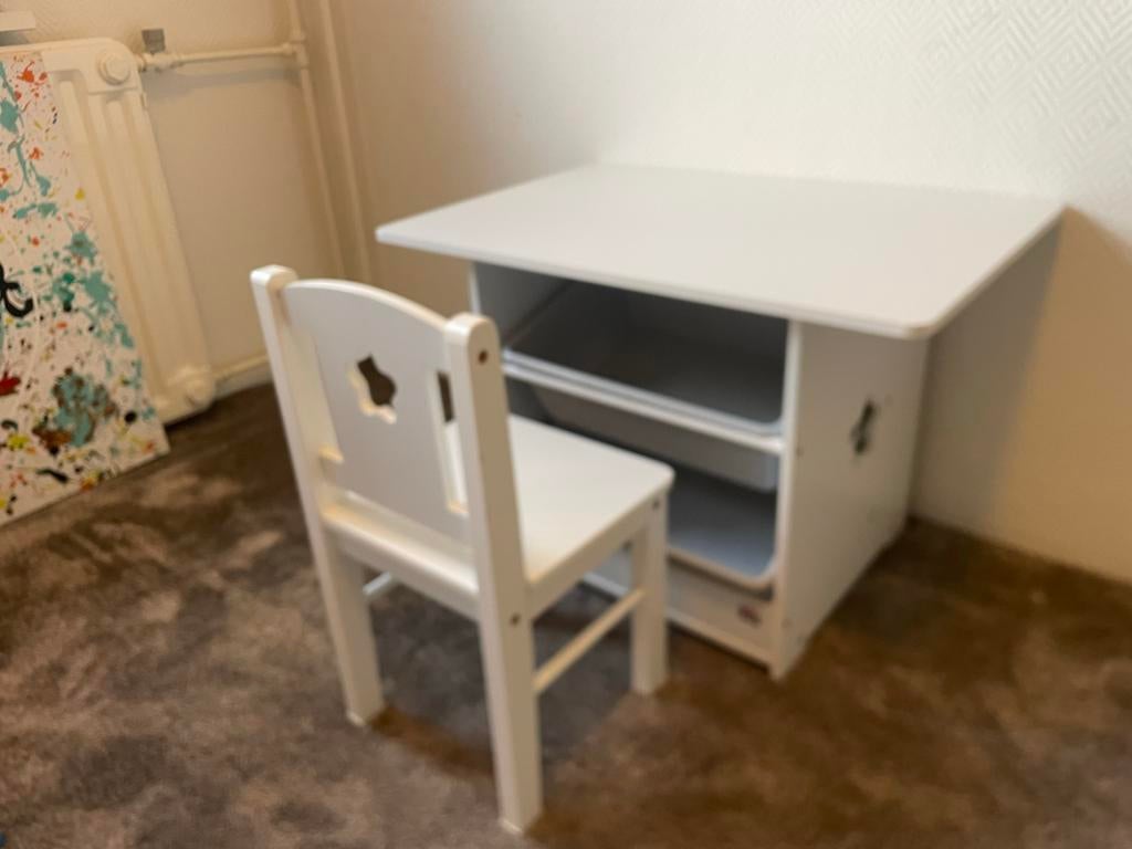 Kinder Speeltafel met opbergruimte en twee stoeltjes, Ophalen of Verzenden, Zo goed als nieuw
