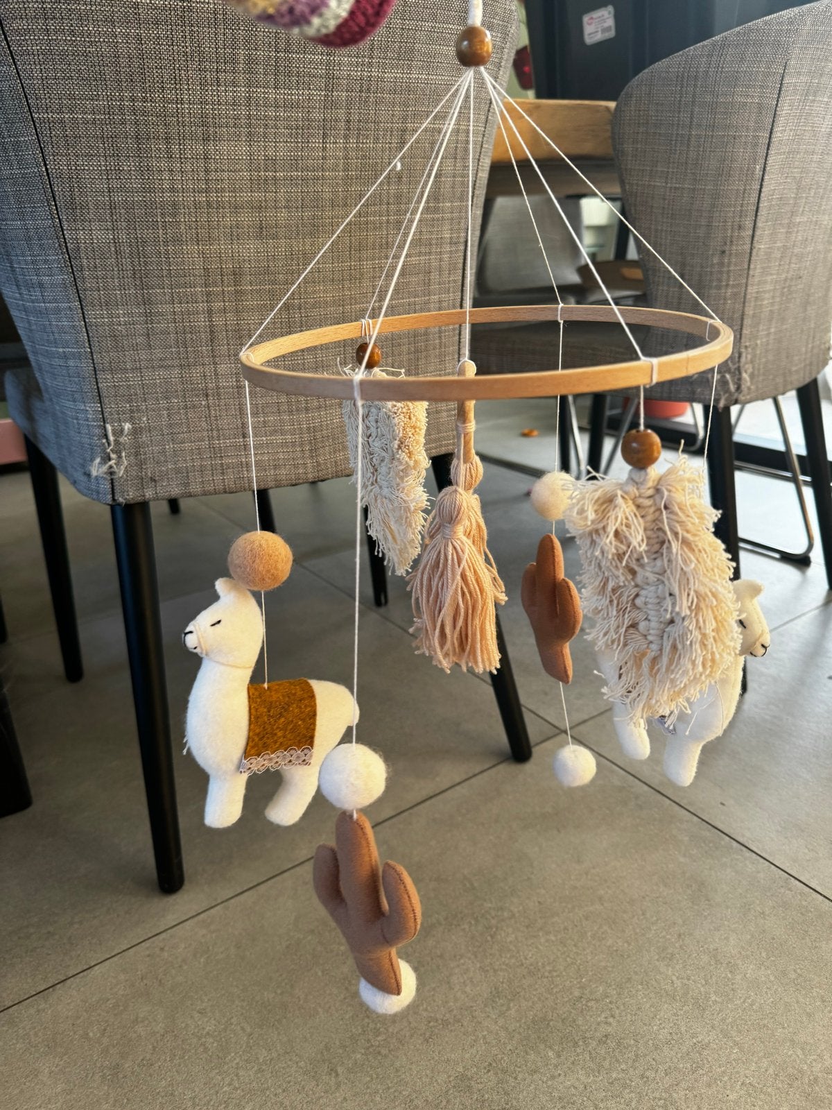 Handgemaakte vilten baby mobiel met lama's en cactussen, Ophalen of Verzenden, Nieuw, Mobiel