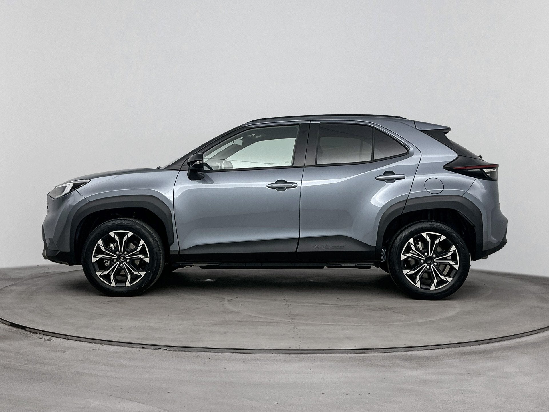 Toyota Yaris Cross 1.5 Hybrid 130 First Edition | Apple Carp, 12 maanden, Stof, Zwart, 23 km/l