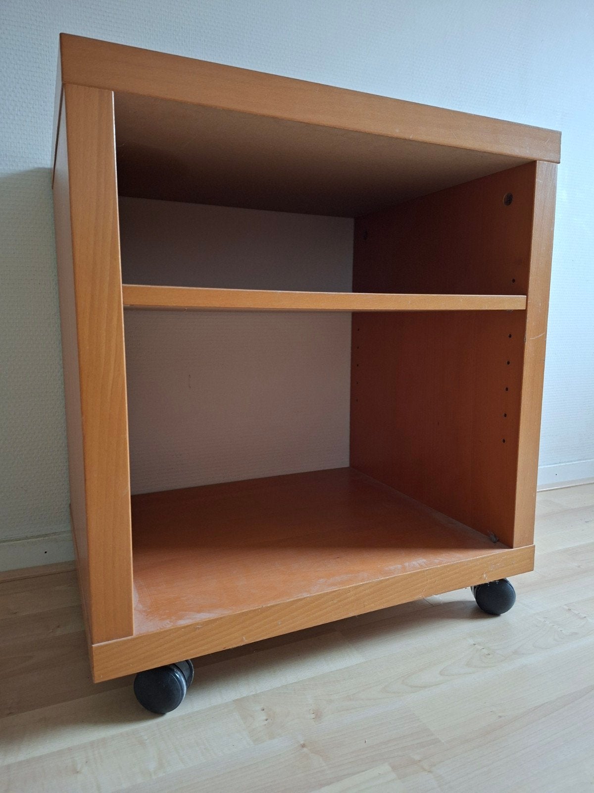 Houten nachtkastje/bijzettafel met wieltjes, Ophalen, Minder dan 50 cm, Gebruikt, Minder dan 100 cm
