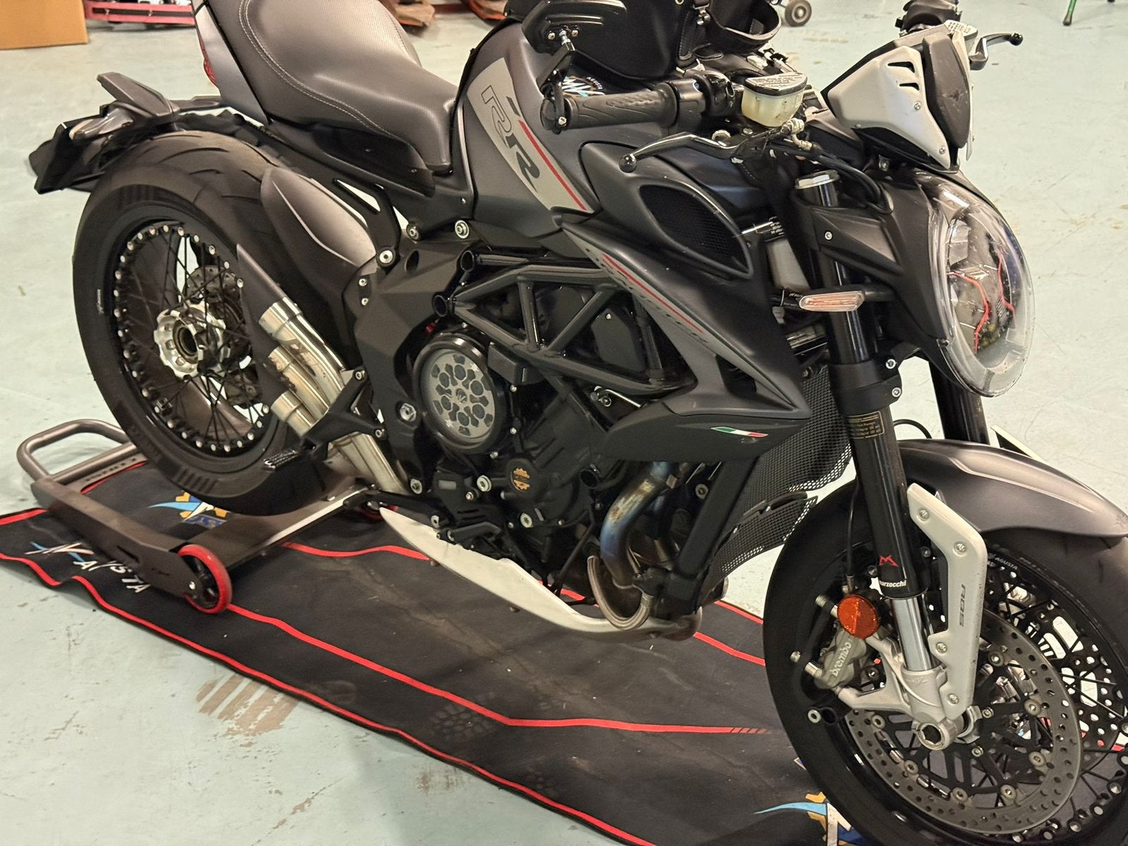 MV Agusta Dragster 800RR - Dealer onderhouden, veel extra's, Traction Control, Occasion, Motorrijbewijs A, 3 cilinders
