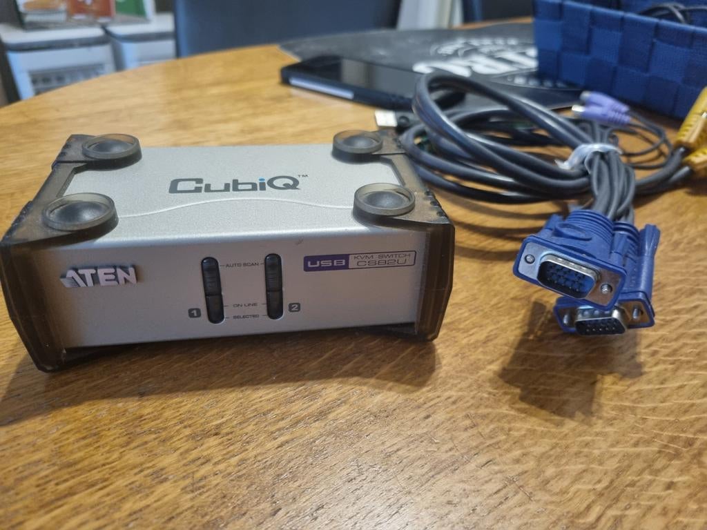 ATEN CubiQ USB KVM Switch CS682U met kabels, Computers en Software, Overige Computers en Software, Gebruikt, Ophalen of Verzenden