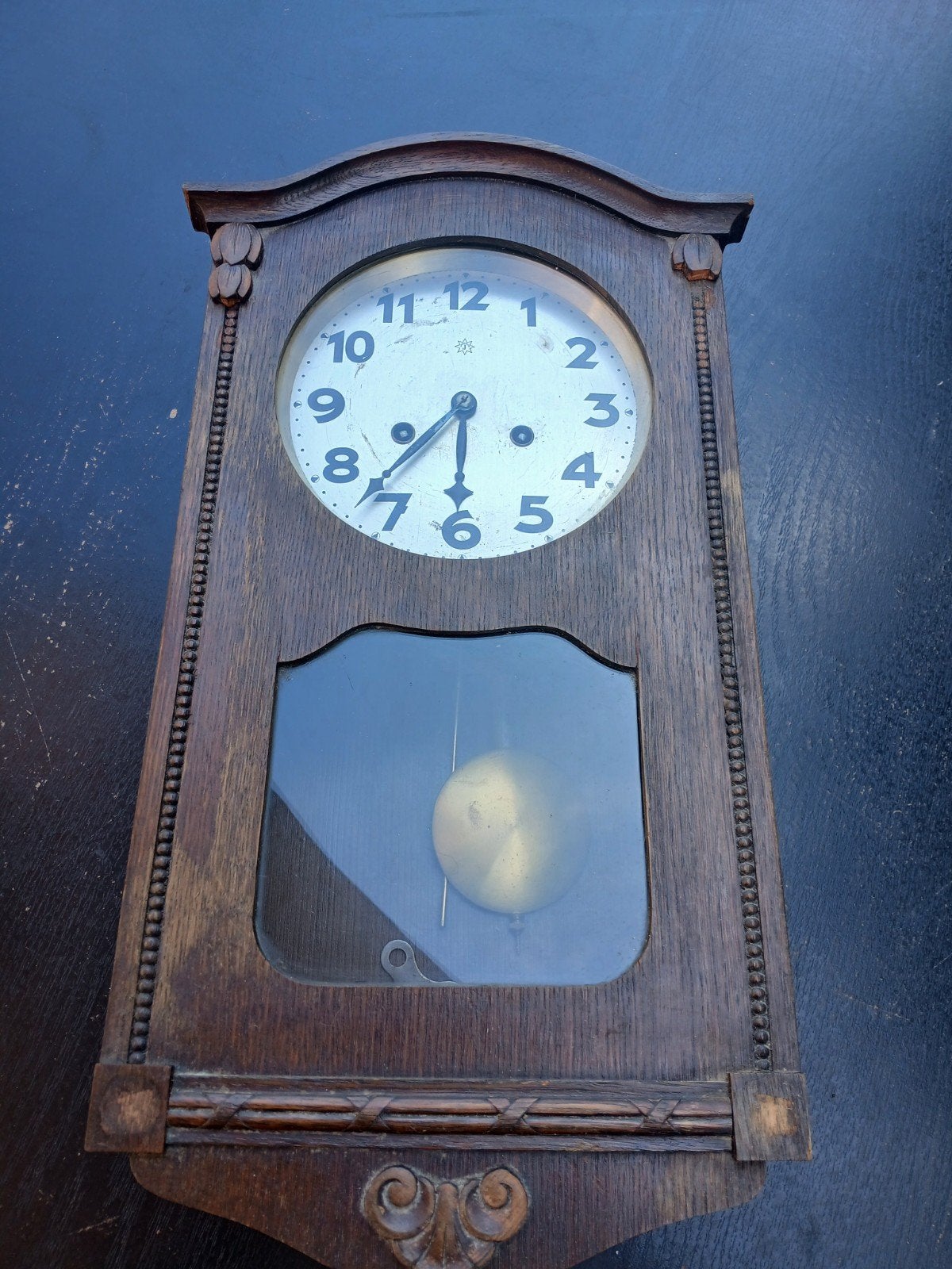 Antieke houten wandklok met slinger, Ophalen