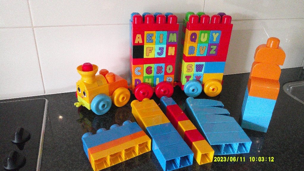 Mega Bloks  treintje, 100 Mega Bloks onderdelen, Ophalen of Verzenden, Zo goed als nieuw, Megabloks