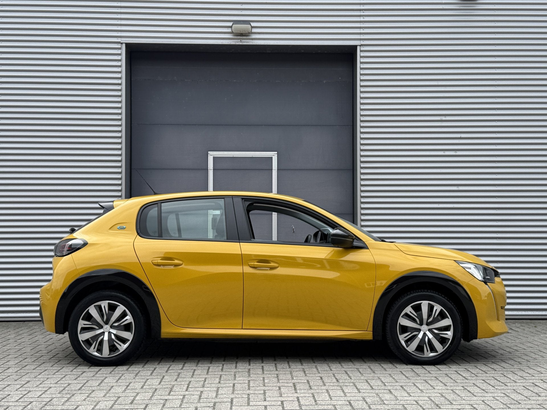 Peugeot e-208 EV Active 50 kWh I Carplay I Navi I SOH 100%, Dealer onderhouden, Gebruikt, Zwart, 24 min