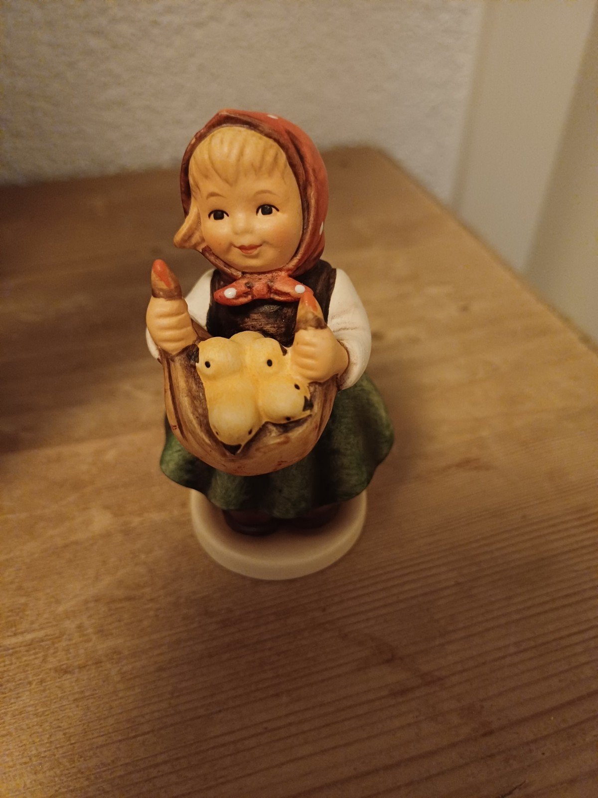Hummel beeldje: Meisje met kuikens (First Issue 1991), Ophalen of Verzenden, Zo goed als nieuw, Hummel