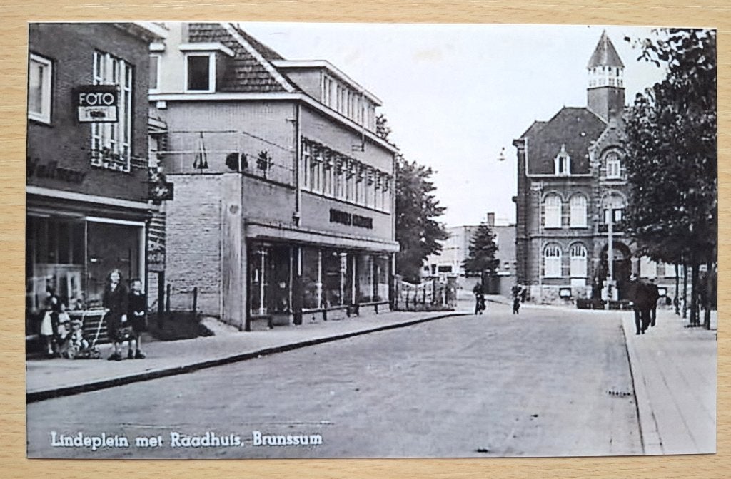 foto Brunssum Lindeplein (met stadhuis), Foto, Nieuw, Ophalen of Verzenden, 1940 tot 1960