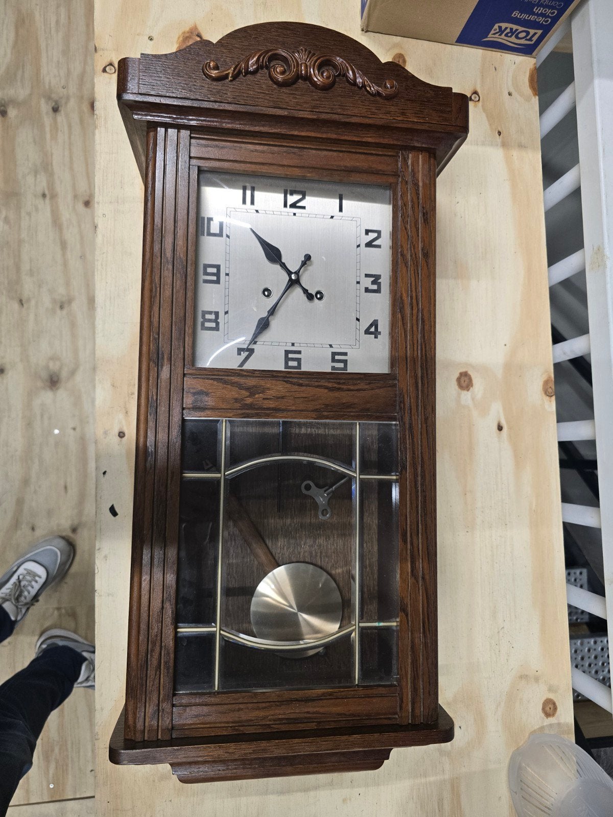 Antieke wandklok met slinger en glas-in-lood details, Ophalen