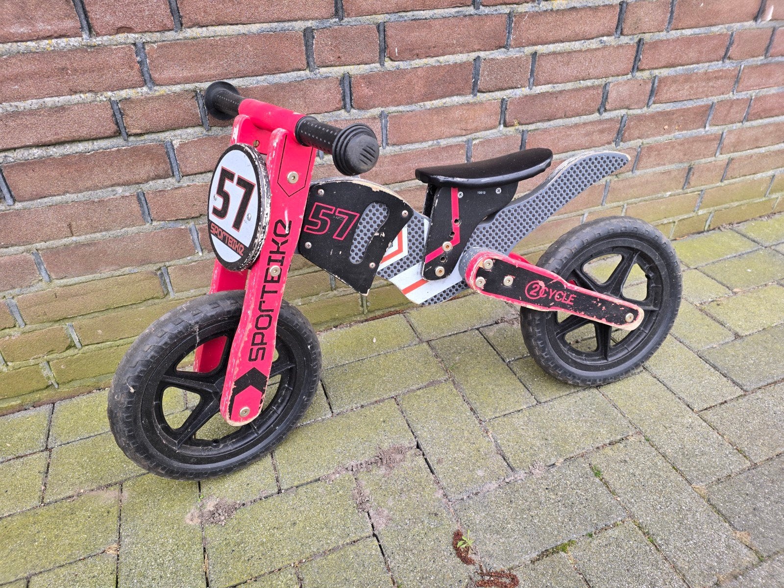 2Cycle motor loopfiets hout rood, Kinderen en Baby's, Speelgoed | Buiten | Voertuigen en Loopfietsen, Ophalen, Gebruikt, Loopfiets