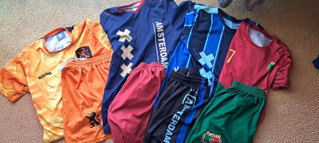 4 Voetbalpakjes (shirts en broekjes) - Maat S/M, Maat S, Ophalen of Verzenden, Gebruikt, Set