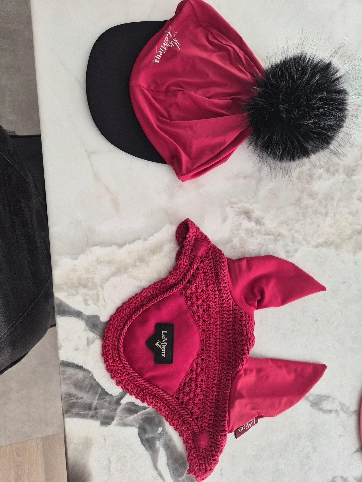 LeMieux cap cover rood met zwart en oornetje maat, Ophalen of Verzenden, Zo goed als nieuw