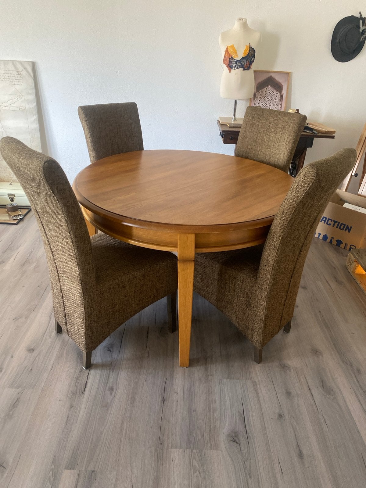 Ronde eettafel met 4 stoelen - Hout en stof, Huis en Inrichting, Tafels | Eettafels, Ophalen, Gebruikt, 100 tot 150 cm, Rond