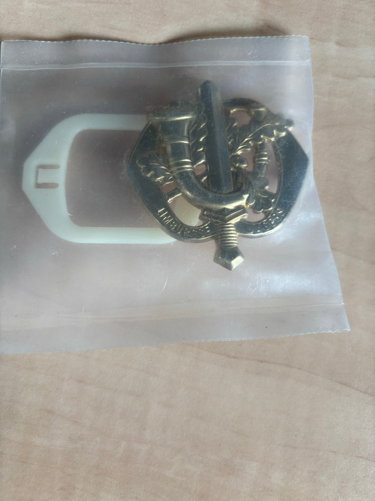 Baretembleem Limburgse Jagers - Nieuw in verpakking, Verzamelen, Militaria | Algemeen, Verzenden, Landmacht, Nederland, Embleem of Badge