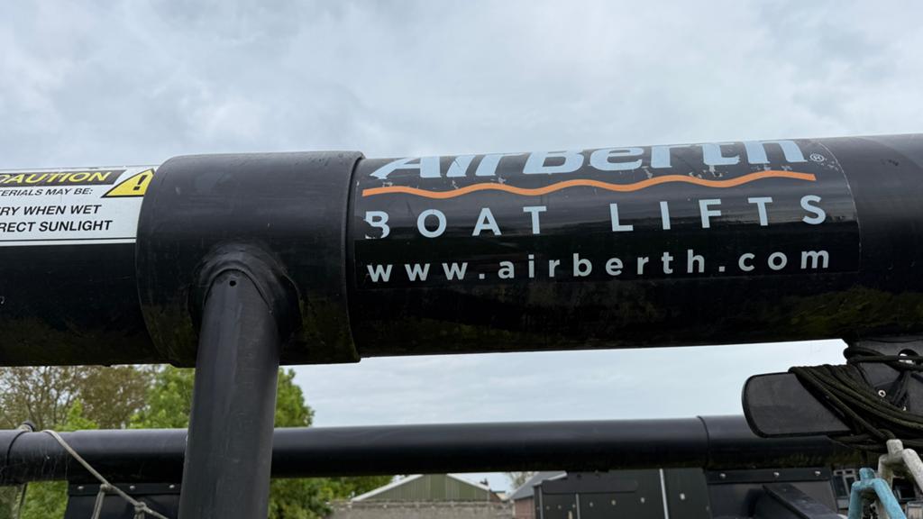 MOET WEG! - AirBerth Drijvende Bootlift - Model M430, Ophalen, Gebruikt