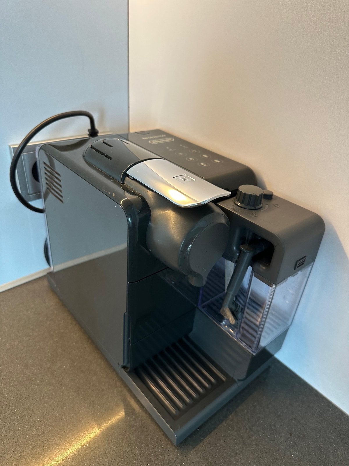 Nespresso De’Longhi Lattissima Touch met melkopschuimer, Ophalen of Verzenden, Gebruikt