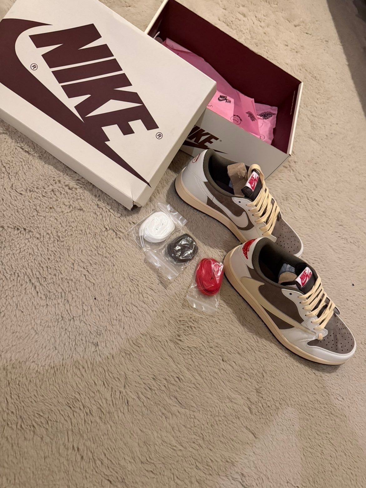 Travis Scott Nike sneakers maat 43 - Gloednieuw, Ophalen of Verzenden, Nieuw, Overige kleuren, Sneakers of Gympen