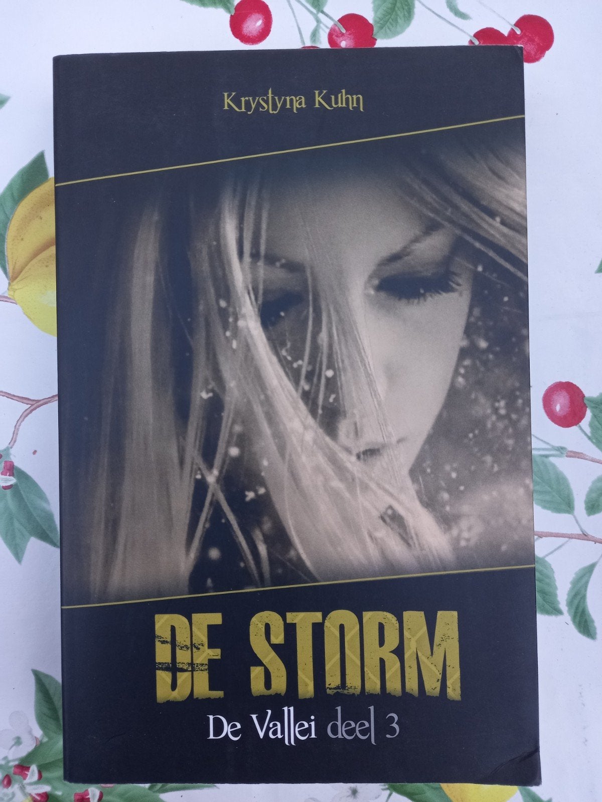 A Krystyna Kuhn - 3 De storm, Ophalen of Verzenden, Zo goed als nieuw, Krystyna Kuhn