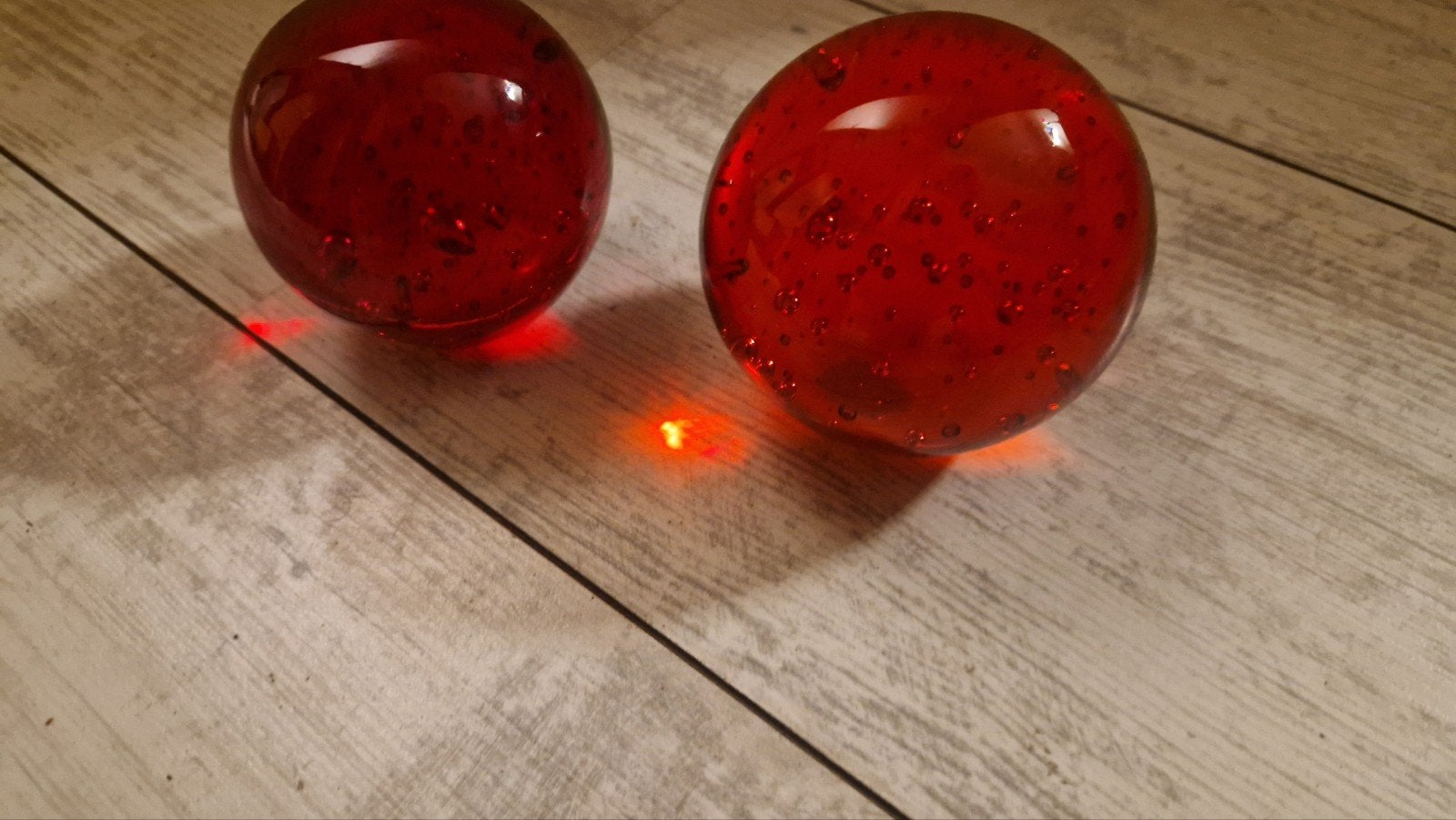 2x Rode Glazen Bollen met Bubbelstructuur, Ophalen of Verzenden, Zo goed als nieuw, Rood, Knutselmateriaal