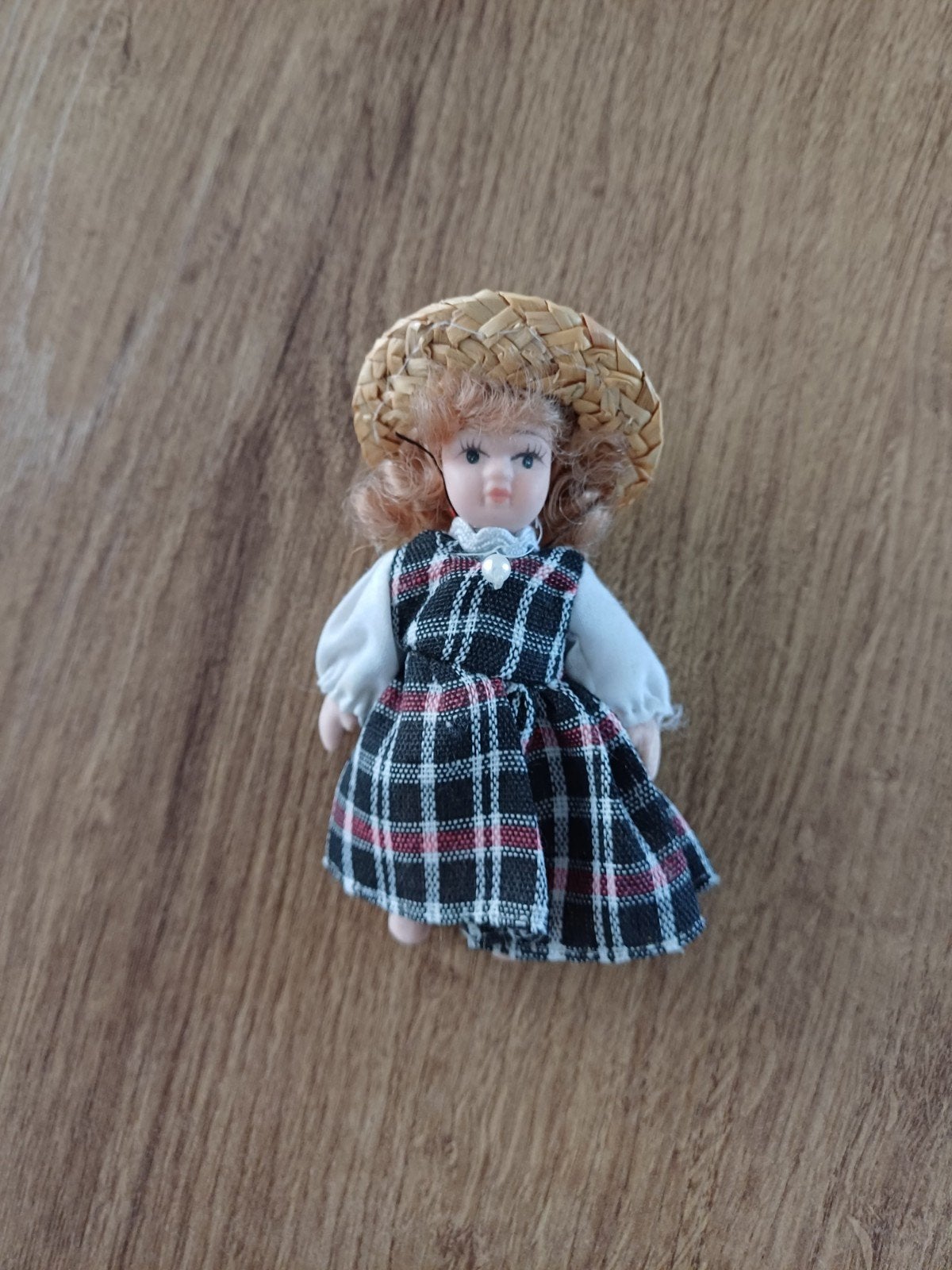 Vintage Poppetje met Strohoedje en Geruite Jurk, Ophalen of Verzenden, Zo goed als nieuw, Pop, Levensecht of Reborn