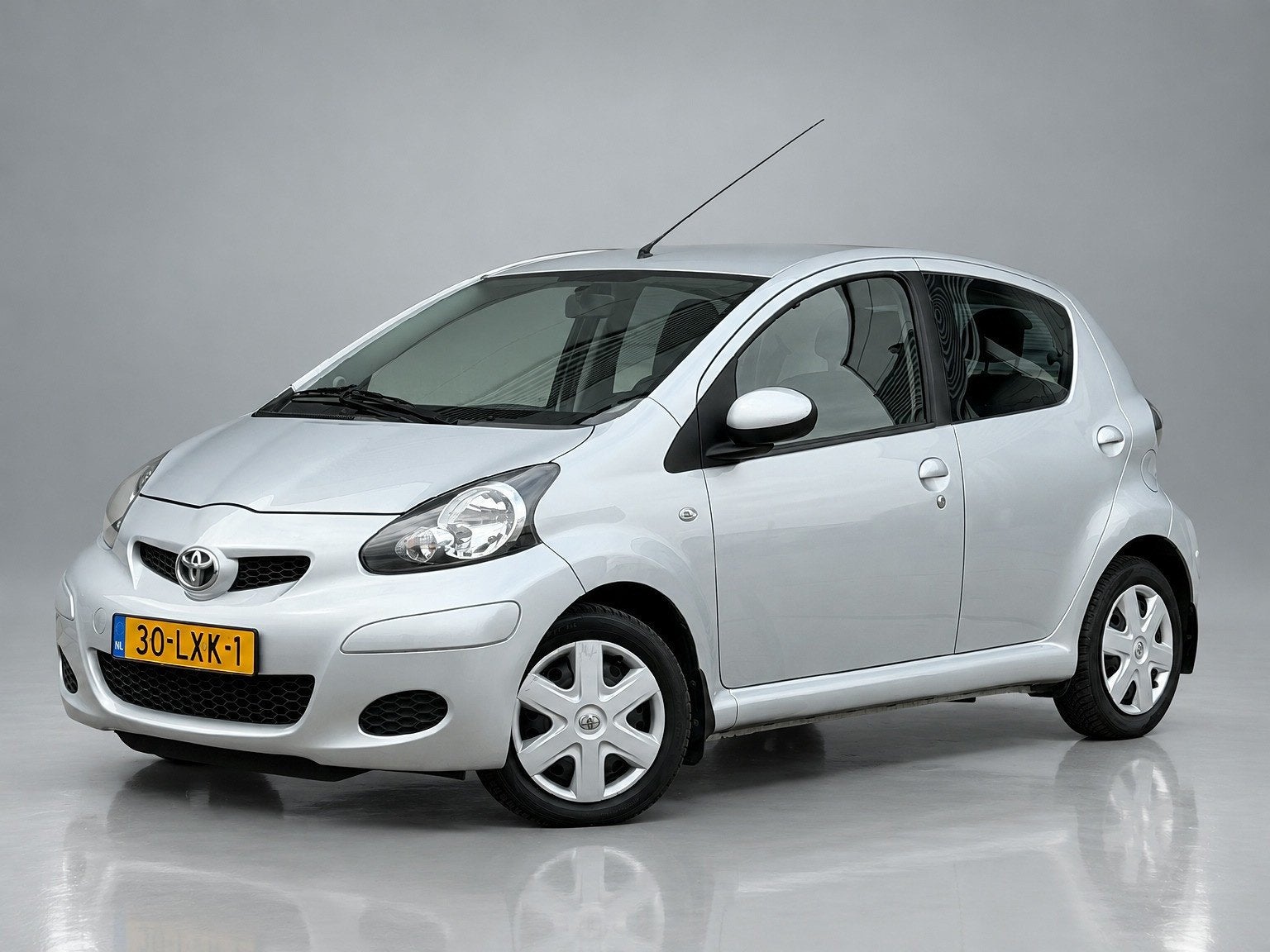 Toyota Aygo 1.0-12V Comfort||5-deurs|All-season banden|Airco, Voorwielaandrijving, Dealer onderhouden, Stof, Gebruikt