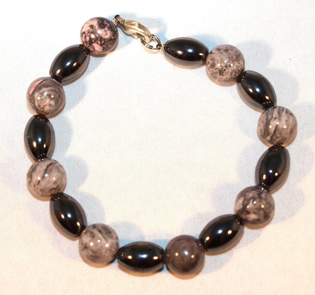 Armband met kralen in zwart en grijs/roze tinten, Sieraden, Tassen en Uiterlijk, Overige materialen, Overige kleuren, Nieuw, Ophalen of Verzenden