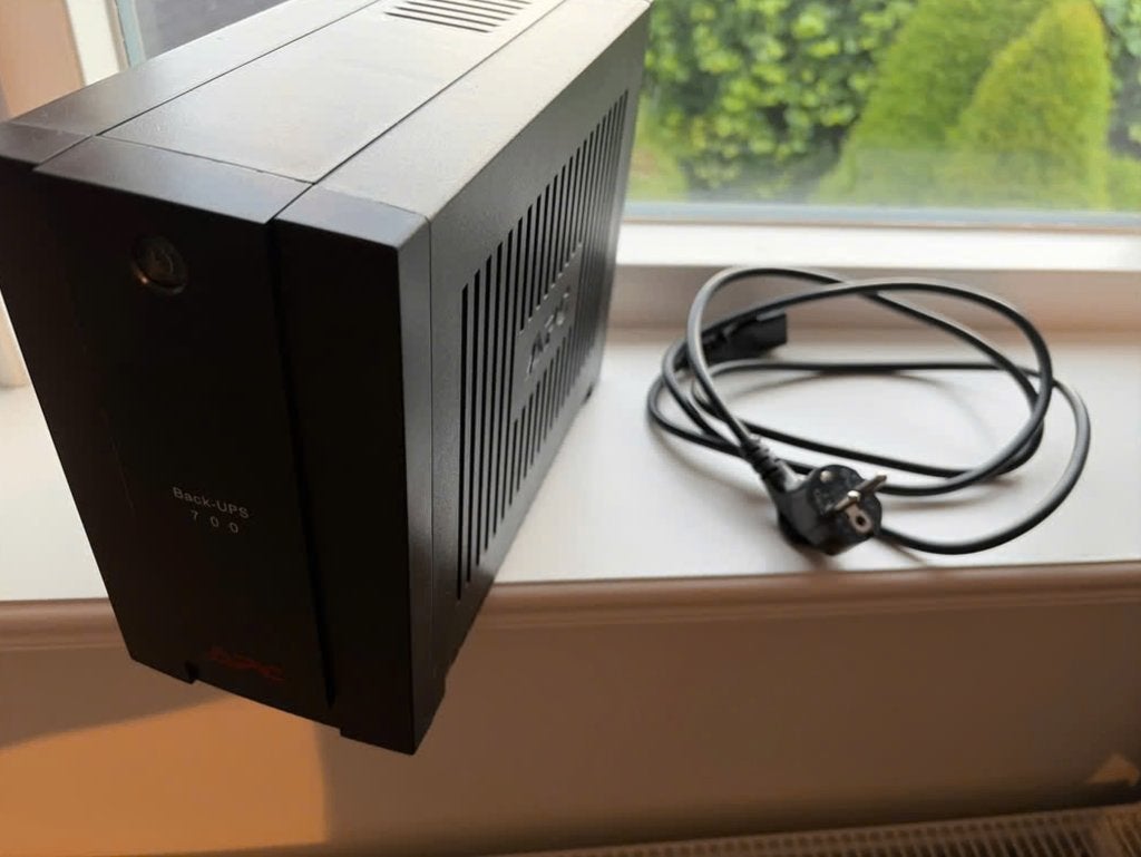 APC Back-UPS 700 - Noodstroomvoeding, Computers en Software, Noodvoedingen (UPS), Ophalen of Verzenden, Zo goed als nieuw