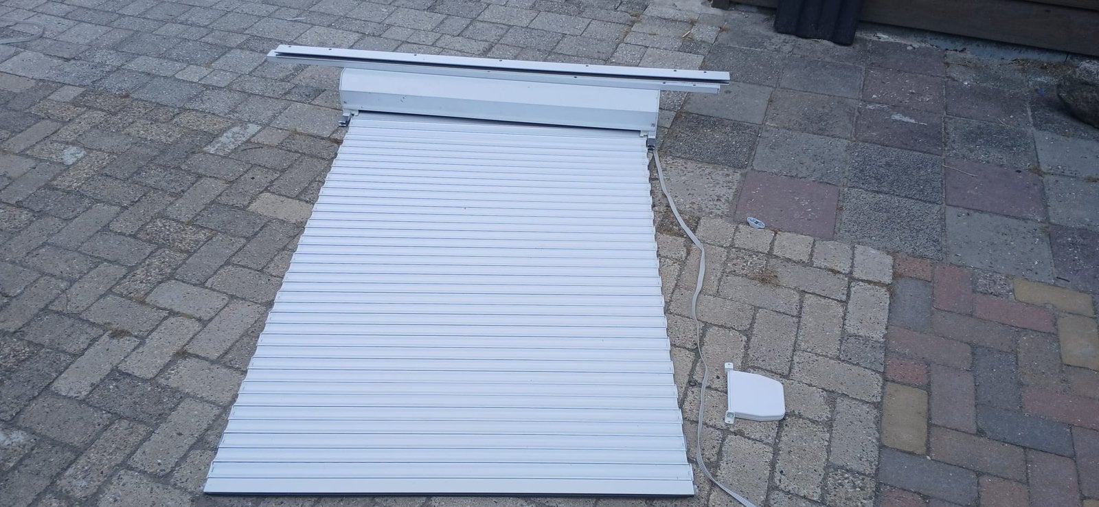 2 rolluiken (TEAB), Doe-het-zelf en Verbouw, Rolluiken, Ophalen, Zo goed als nieuw, Wit