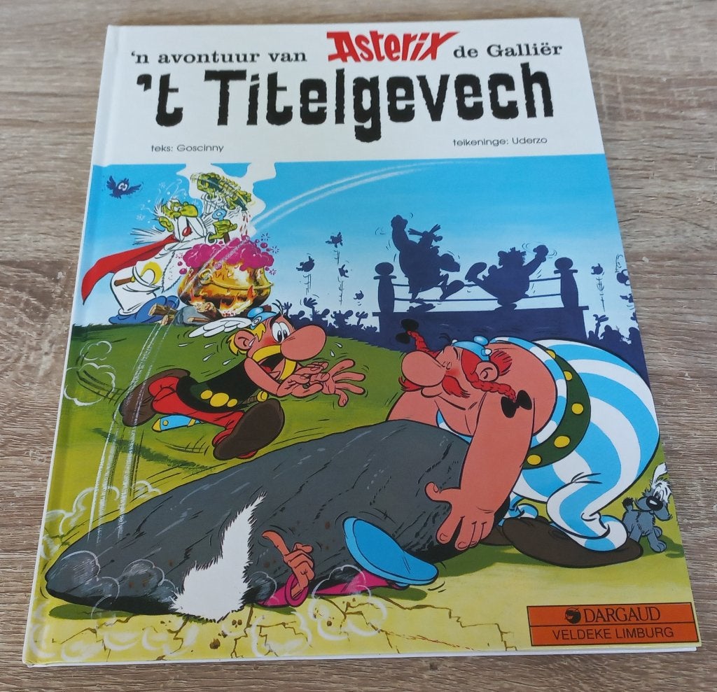 Asterix 't Titelgevech (strijd van de stamhoofden, Limburgs), Eén stripboek, Ophalen of Verzenden, Gelezen, Goscinny & Uderzo