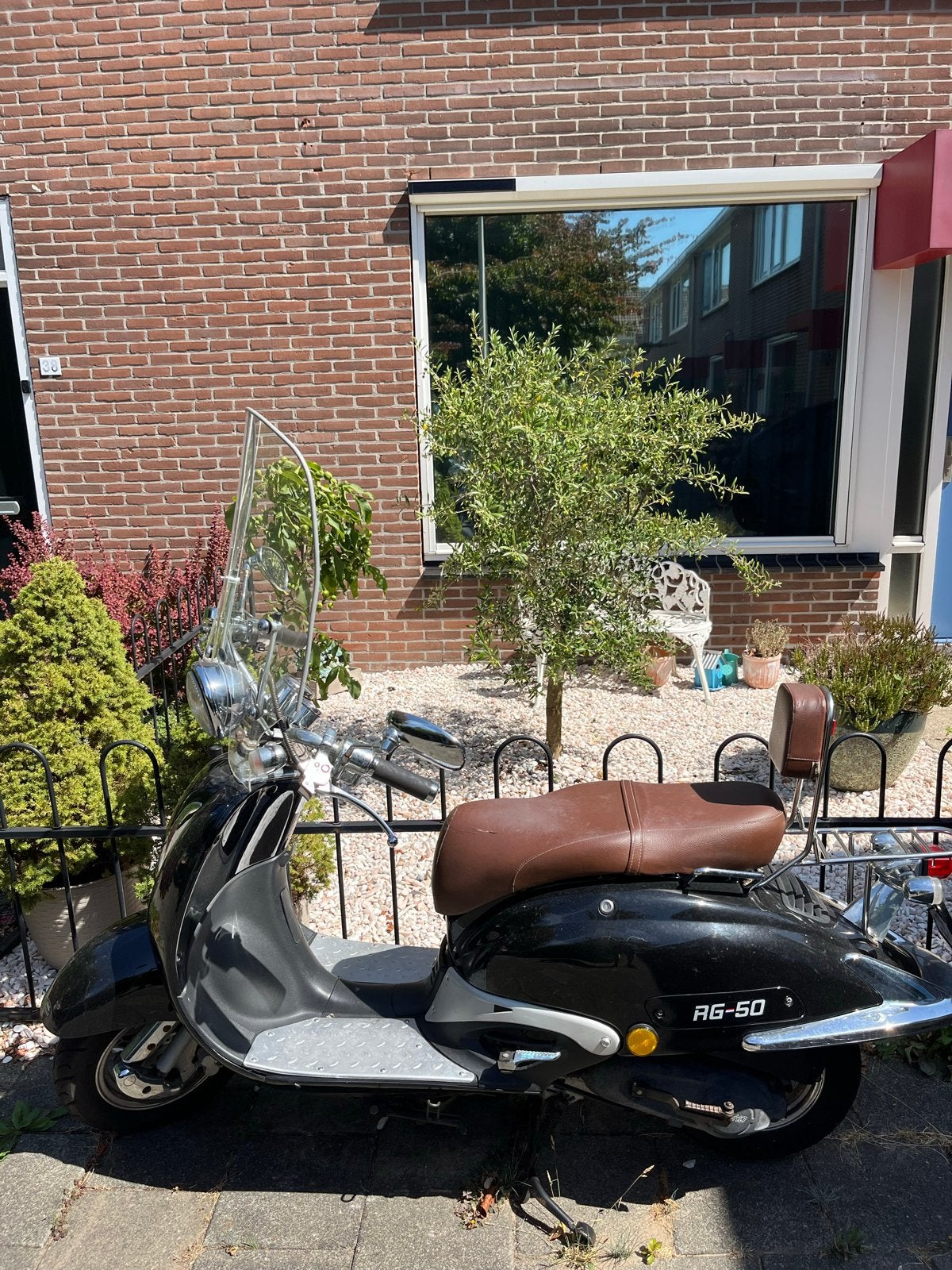 Zwarte Turbho scooter met bruin zadel en windscherm, Gebruikt, Benzine, Ophalen, Overige merken