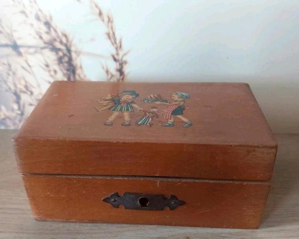VINTAGE HOUTEN KISTJE SPAARPOT MET KINDEREN, Verzenden, Gebruikt, Hout, Overige thema's