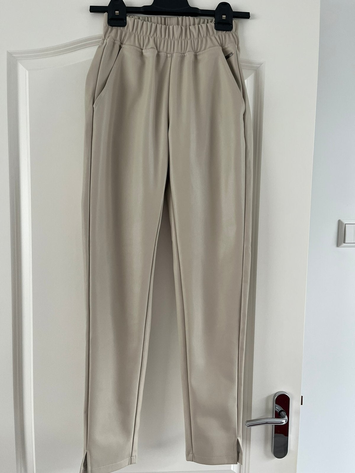 Ambika leatherlook beige broek maat S, Beige, Ophalen of Verzenden, Zo goed als nieuw, Maat 36 (S)