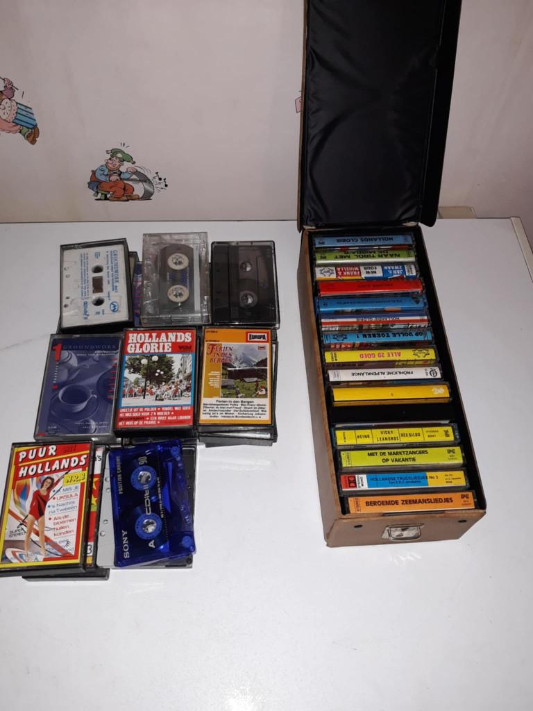 40 cassettebandjes + opbergkoffer en rek, Cd's en Dvd's, Cassettebandjes, Gebruikt, 2 t/m 25 bandjes, Overige genres, Ophalen of Verzenden